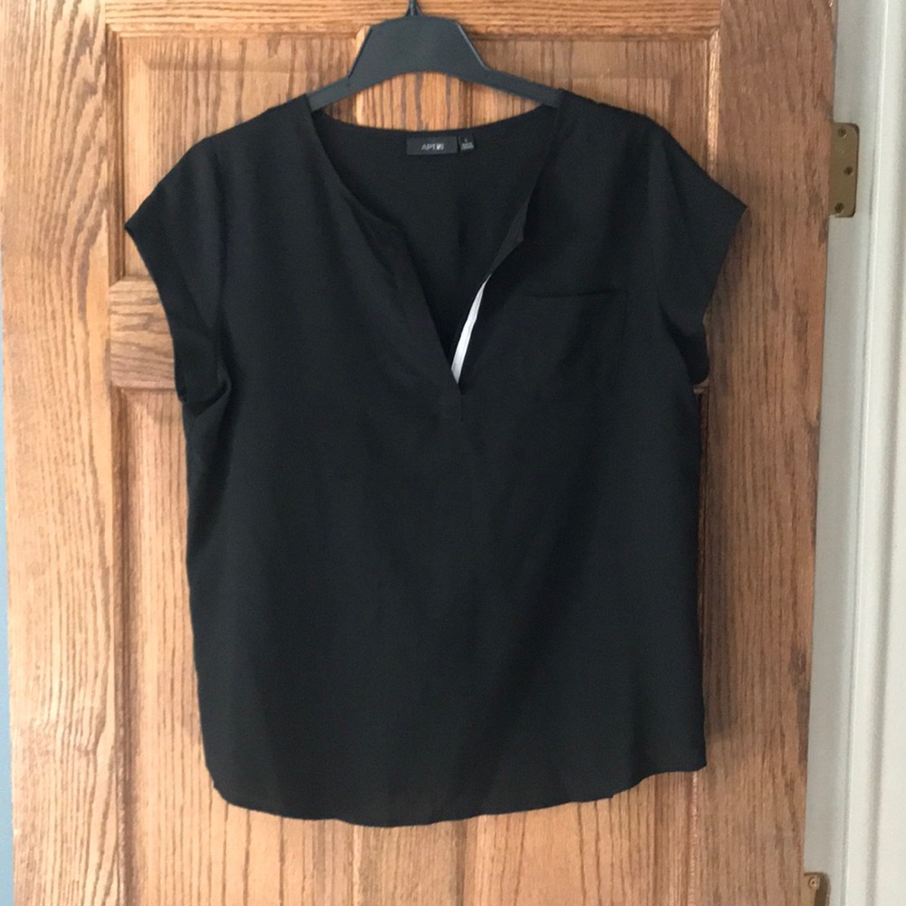 Black short sleeve vneck top
